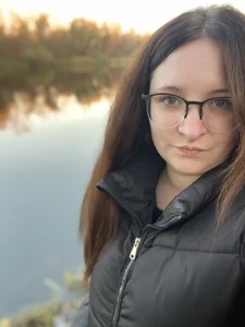 Claire_Sunny Public Pic 9