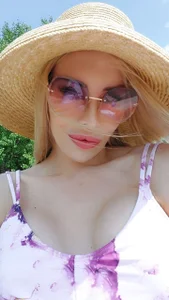 yourkriss_new1 relaxing on the beach Pic 3