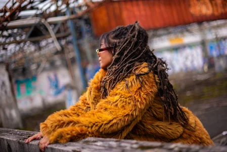 LADY IN COAT od SarahLynn7  5 snímek