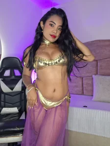 A wild goddess just being herself 🕯️ od dani_velvet  snímek