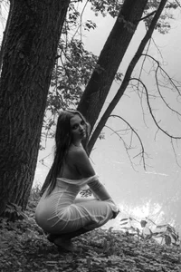 JennyPortman Black and white 🫦  3টি ছবি