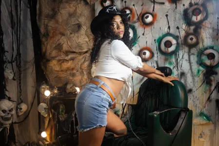 KellyAmbaris Halloween 2025 🎃🔥 Pic 9