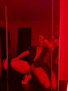AlecBanne_ I'll wait for you in the red room 😈🔥 圖片 2