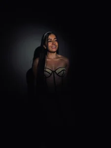 MilaColeman Velvet Glance Immagine  2