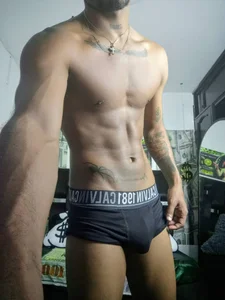 sexy-athletic-guy Public Foto