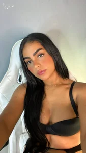 _charlotte18 Public Pic 3