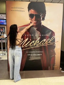 EylaSydney Watching the series about Michael Jackson. I loved it.”🙈🫶🏻🦒🦚 Gambar 4