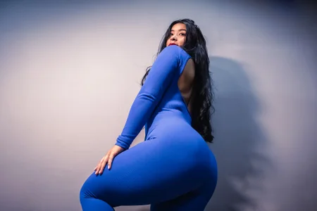 BellaFernandez__ bright blue Hình