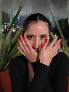 marthina_thompsson ¿You accept a glass of wine?🍷 Foto 3