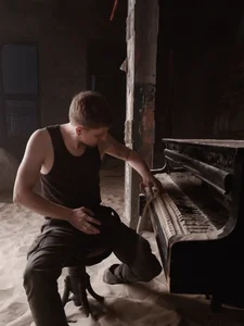 Vincent_Hardman Old chess and piano slika