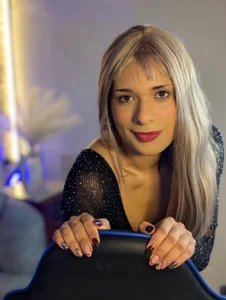 sady_gill Look closer… I know you want to 😏👀 Bilde 3