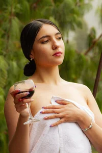 Isa_And_Natasha Wine With Isa Immagine 