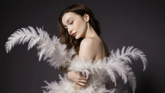 MarieKarma white feathered Immagine  4