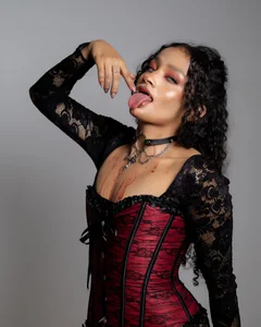 brianathompson vampire girl  5টি ছবি