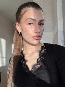 LiseVenerDressed up late in the evening to do a photo shoot 😊图片 4