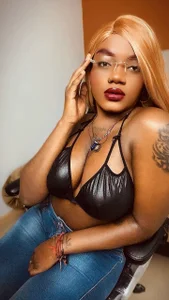 Mia_boobs24 Of those looks that don't need subtitles 😈🥵 - {count, plural, one {תמונה אחת} two {שתי תמונות} many {# תמונות} other {# תמונות}}