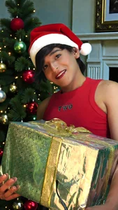 Dannyhot_ A gift that doesn't fit under the tree Immagine  2