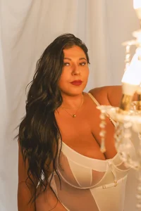 KendalMilleer Fiery Divinity 🪽🤍 Foto 6