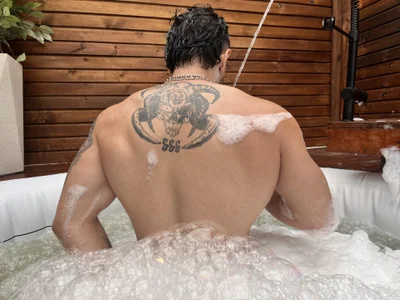 bradley_martinez: JCUZZI ( фото)