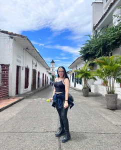 lucie_nicolls walk☀️ Pic