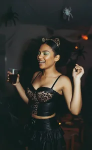 KellyAmbaris Public Pic 2