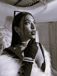 Mistress Riri B/W 🫦 de RiriiBrunette__  6 Imagens