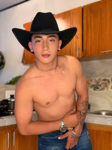 patrick_twink: Public ( 4 фото)