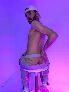 jakemagnus Caught somewhere between temptation and chaos… Dare to take a closer look? 🔥🍑 Pic 2