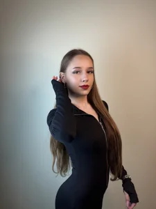 RobynShake Public Pic