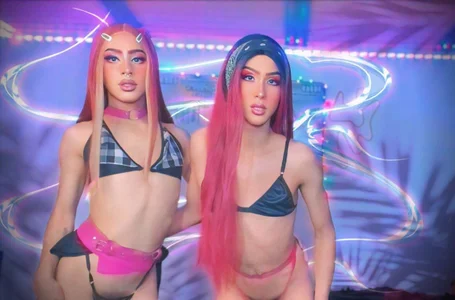 julessxcharlotte Friends party 🥳🎁🎀🍆🍑 Pic 2