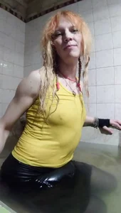 Alexa_Cosmic Wetlook 10. Refreshing myself in bathroom in black pantyhose, black skirt and yellow top tank Foto 4