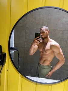 Gym pose de IvanHydee  4 Imagens