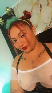 🍀👅 Feeling lucky? I’m going deeper for you today… 💦🔥 I’m LIVE now, come watch 😈 de Halleyrosse  5 photos