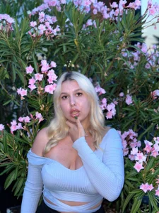 ChloeRicc They told me that the photo in the flowers is beautiful...I think they didn't lie to me! Fotka 6