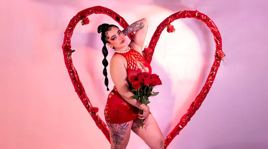 KayllaEvanss_ 🌙 "In the dance of our bodies, we find the poetry of desire." Poză