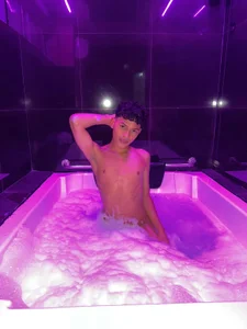 SammyMillers 💋 Hot water, soft skin, and naughty thoughts. Pic 6