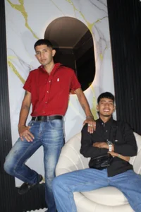 darwinandbrayannClass, style, and an irresistible dose of charm. Two men who redefine elegance with every glance 🖤✨ Bild 3