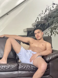 Thonydupont relax at home Pic 5