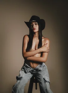 Feel special 💚💜💙 de scarletmonroe_  3 Imagens