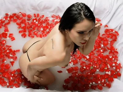 salma_lutz A shower of roses Foto