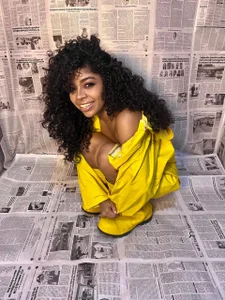 yellow girld de lucie_petite  photos
