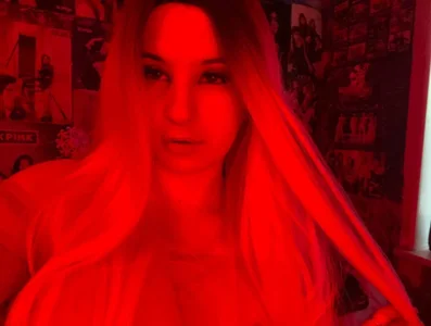 EarthaCwik Red lights suits me:) Bilde