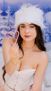 🤍I hope you have a wonderful Christmas.🎅🏻🌲 de EmiliClarke  2 Imagens