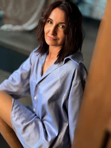 UnaTerra photo shoot in a blue shirt Pic