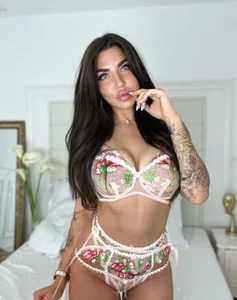 Sasha_Miro Public Pic 9