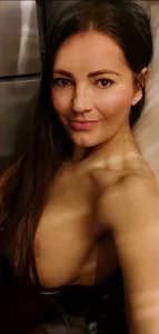 Bella_Velour Public Εικόνα