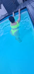 BubbleEmma pool time💧🌞🌊⛱️👙 Foto 6