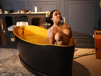 _brenda_becker sexy bathtub Pic 4