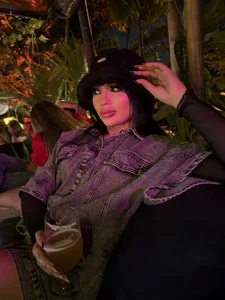 EmmyKenner A night of drinks Pic 3