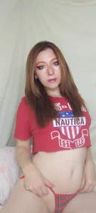 Amber_prada "Look at me... ready to make you throb in this tiny red top 😈 Come play with your naughty girl? 💦" Bilde 6